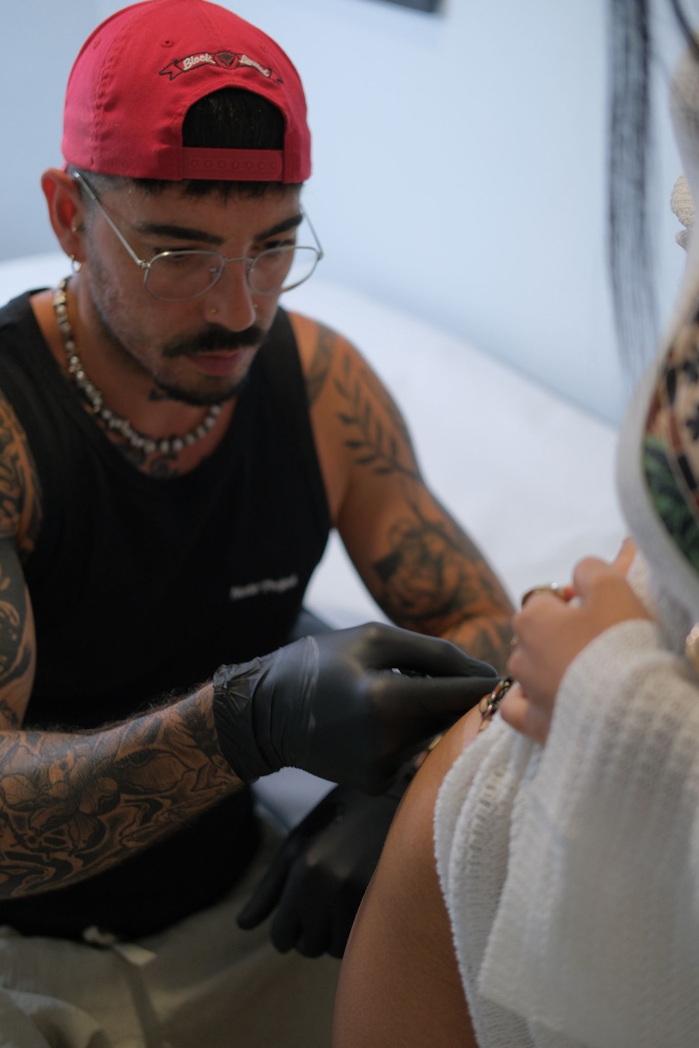 Artista de SET Tattoo tatuando en el estudio