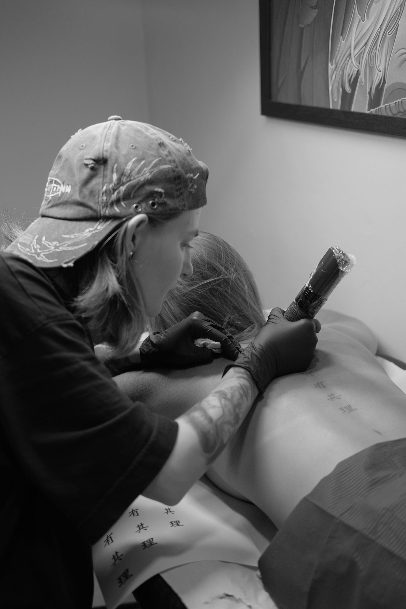 Detalle de una sesión de tatuaje en el estudio