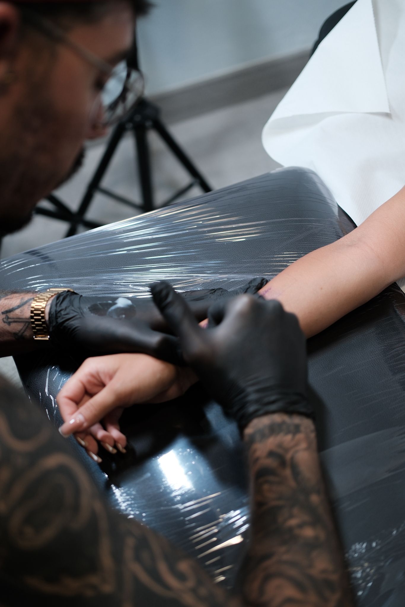 Artista de SET Tattoo trabajando con concentración