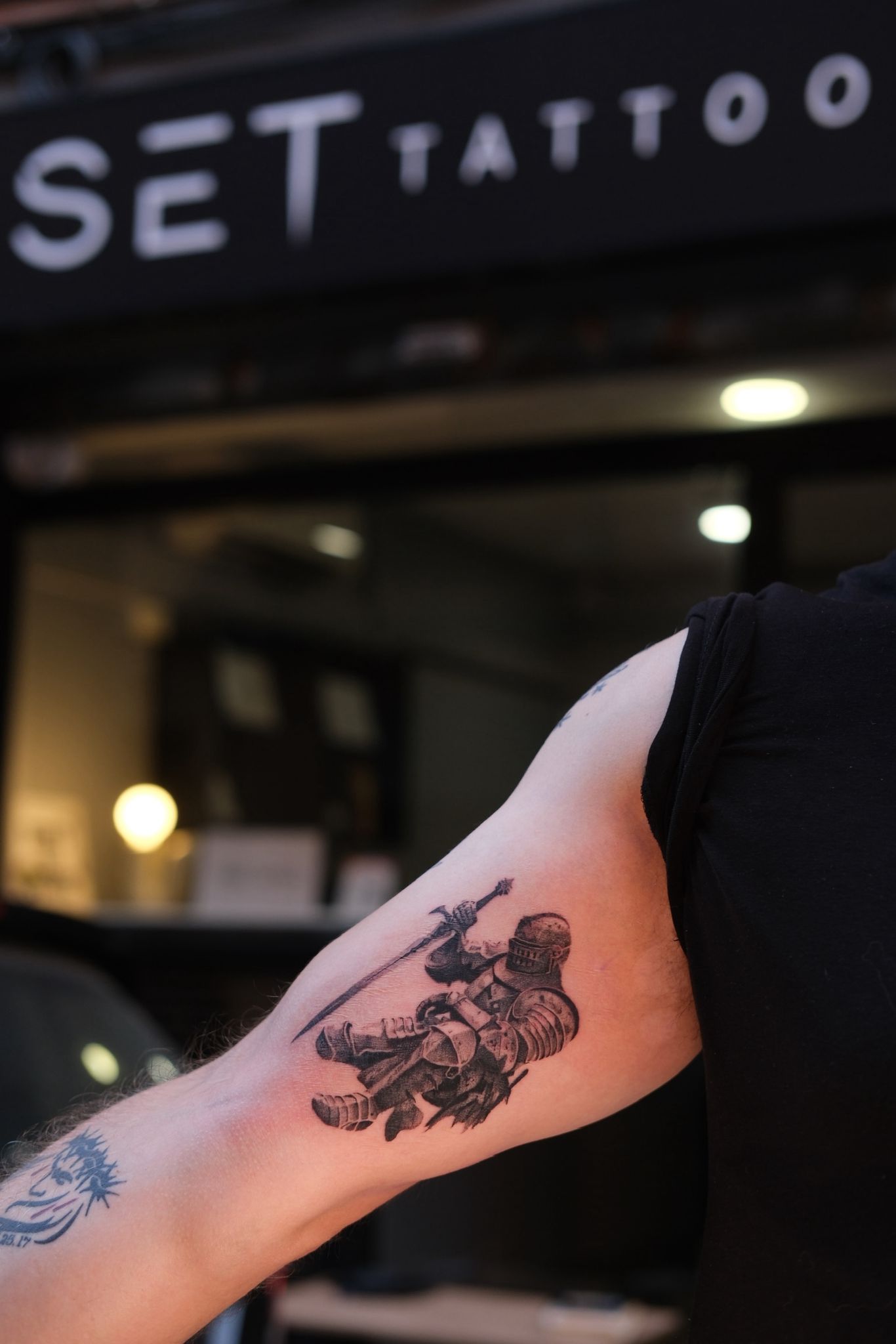 Tatuaje realizado en SET Tattoo, con el escaparate del estudio de fondo